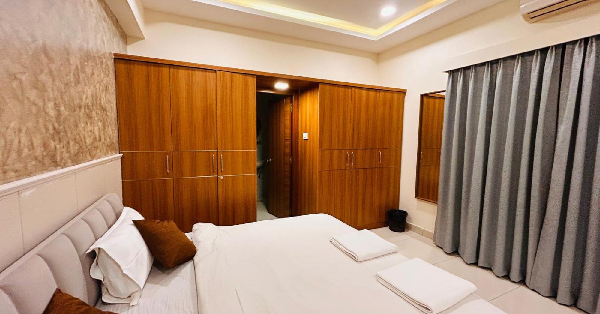 Dcasa Apartment Hotel Hyderabad Bagian luar foto